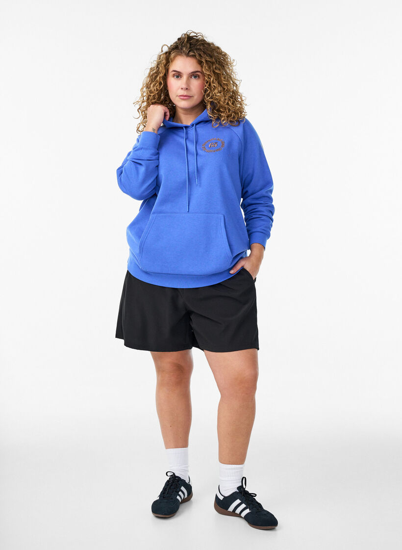 Hettegenser med brodert motiv foran, Bl&aring;, Model image number 1