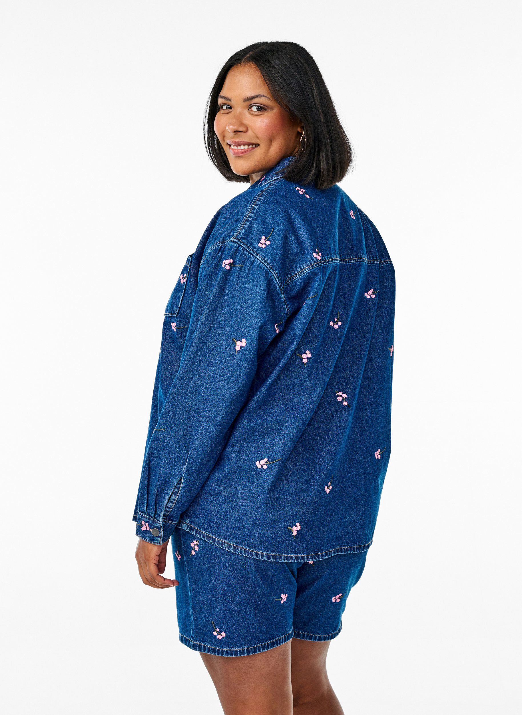 ZizziDongerishorts med broderte blomster, Bl&aring;, Model image number 2