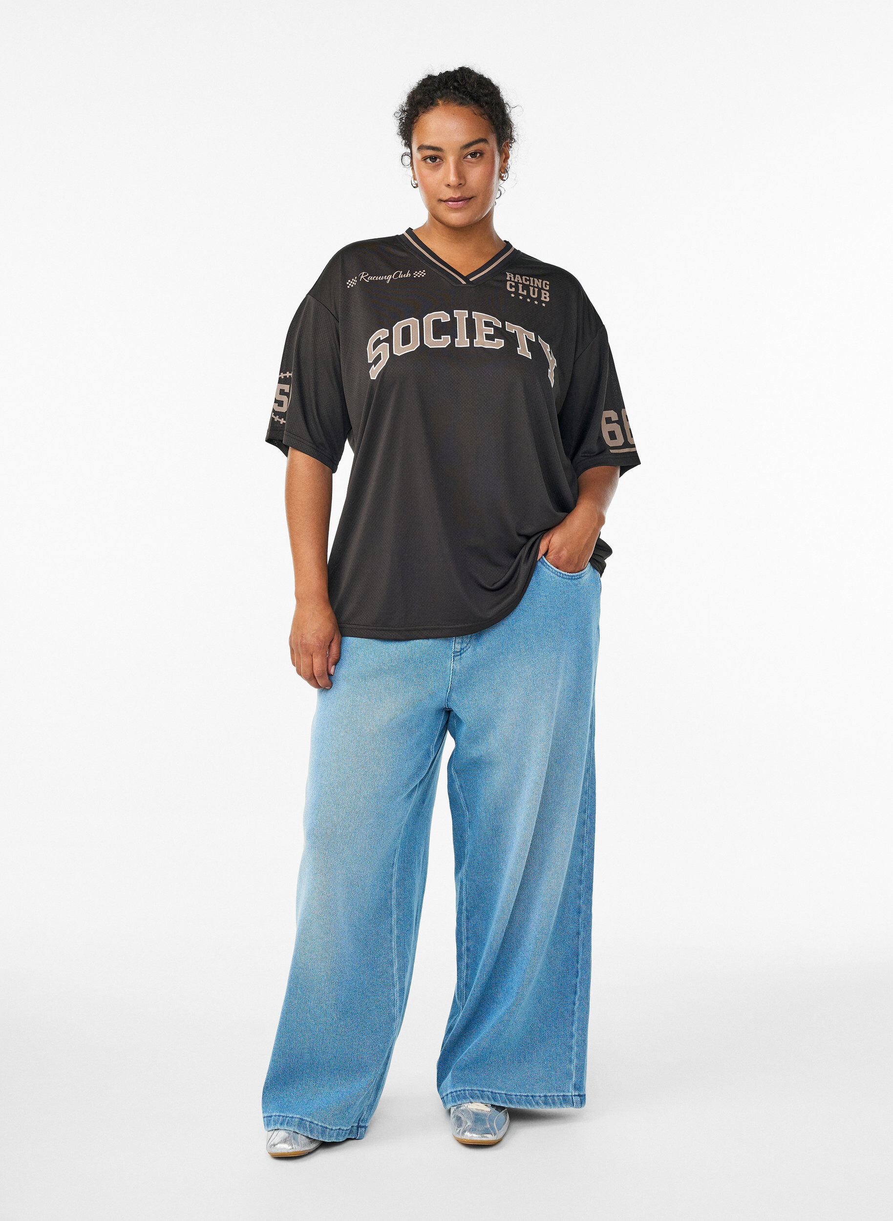 Zizzi Sporty T-skjorte med V-hals og racermotiv, Svart, Model image number 1