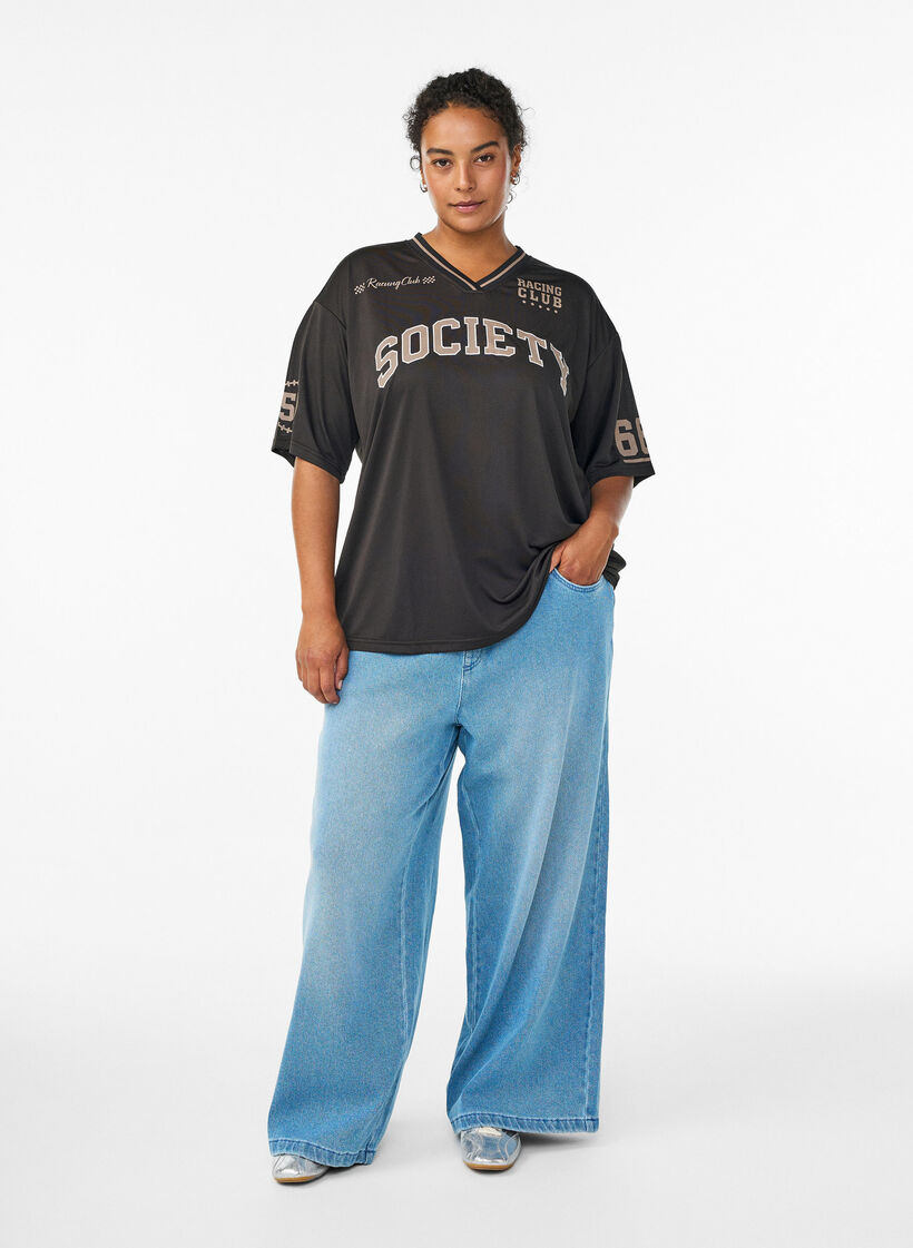 Sporty T-skjorte med V-hals og racermotiv, Svart, Model image number 1