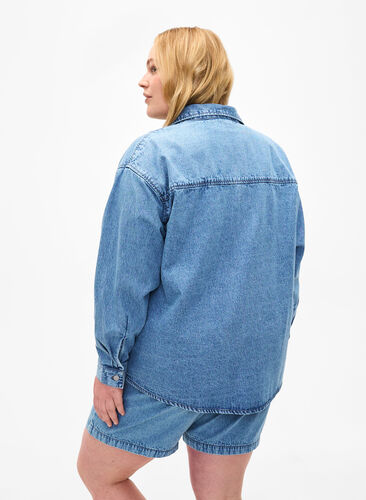 Løs jeansskjorte med brystlomme, Light blue denim, Model image number 1