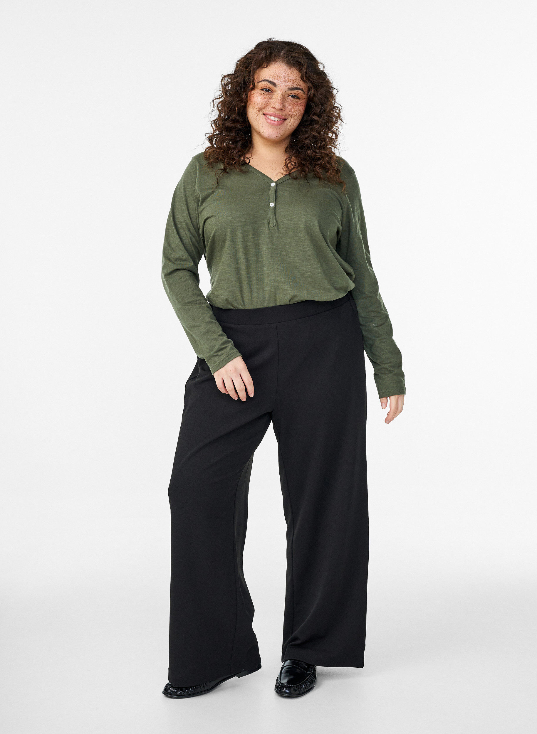 Zizzi FLASH - Langermet t-skjorte med V-hals og knapper, Gr&oslash;nn, Model image number 1