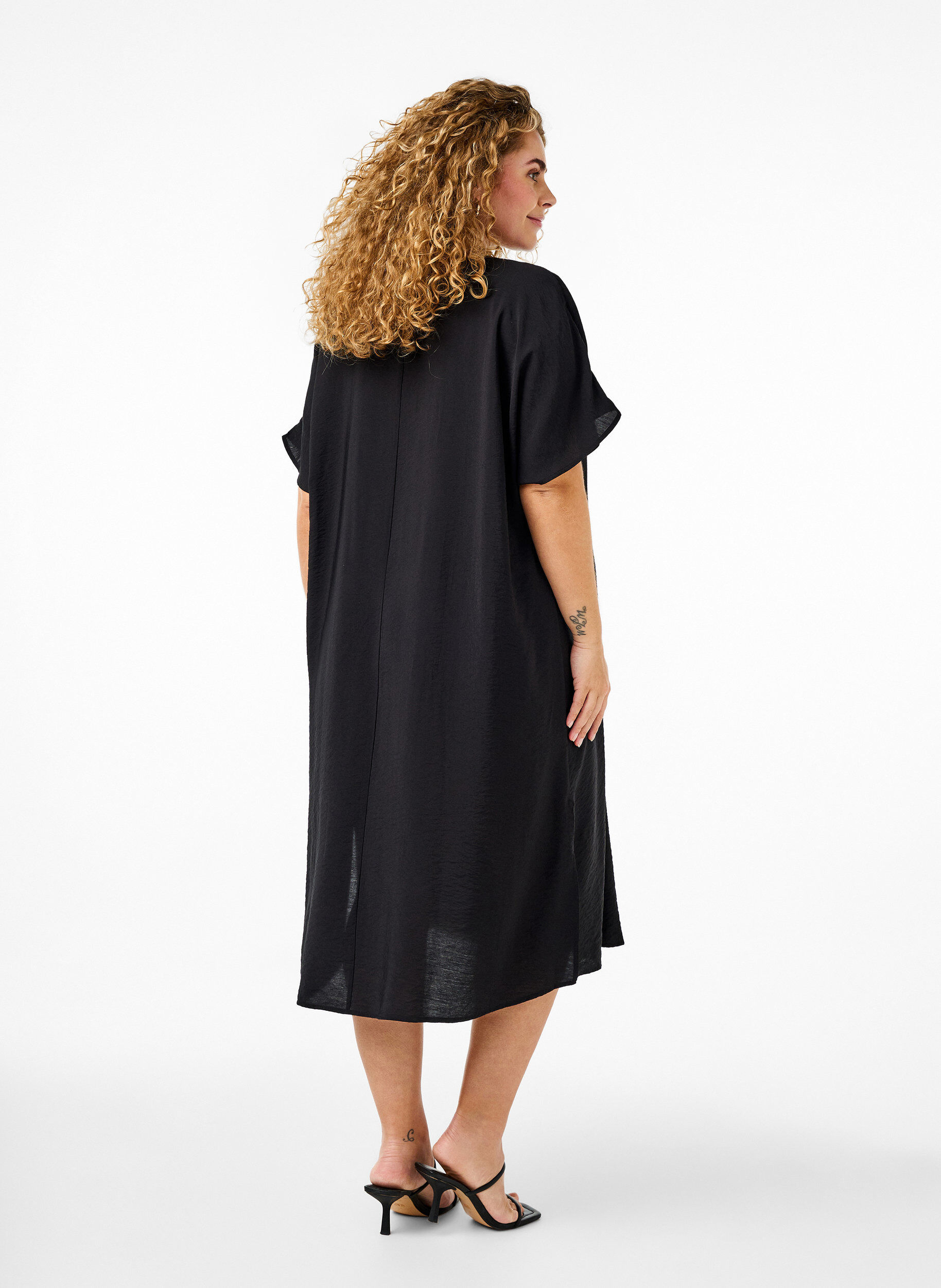 ZizziKjole med V-hals i viskose, Svart, Model image number 1