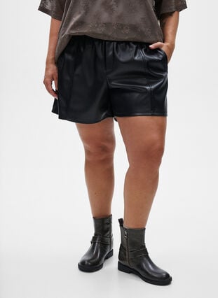 Zizzi Loose fit imitert skinnshorts med elastisk linning, Black, Model image number 2