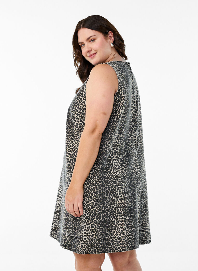 Kort ermeløs denimkjole med leopardmønster, Leopard, Model