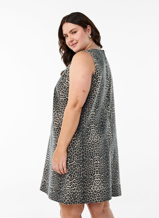 Zizzi Kort ermeløs denimkjole med leopardmønster, Leopard, Model image number 1