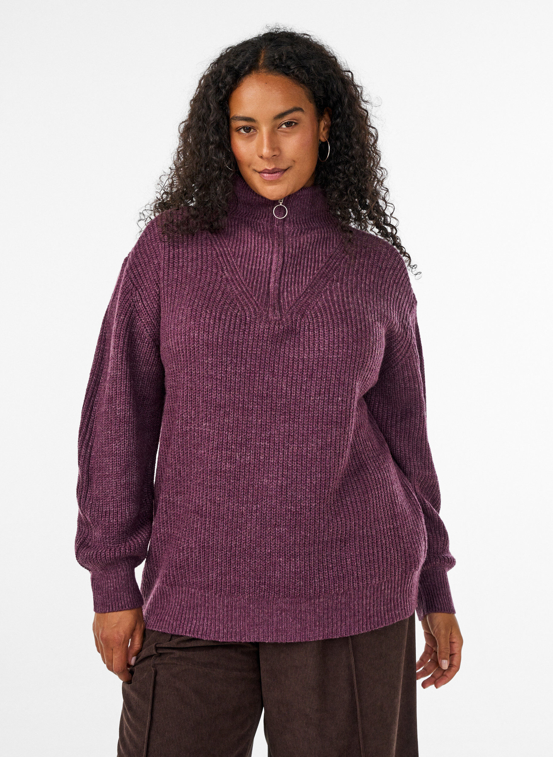 Strikket genser med h&oslash;y hals og glidel&aring;s, Lilla, Model