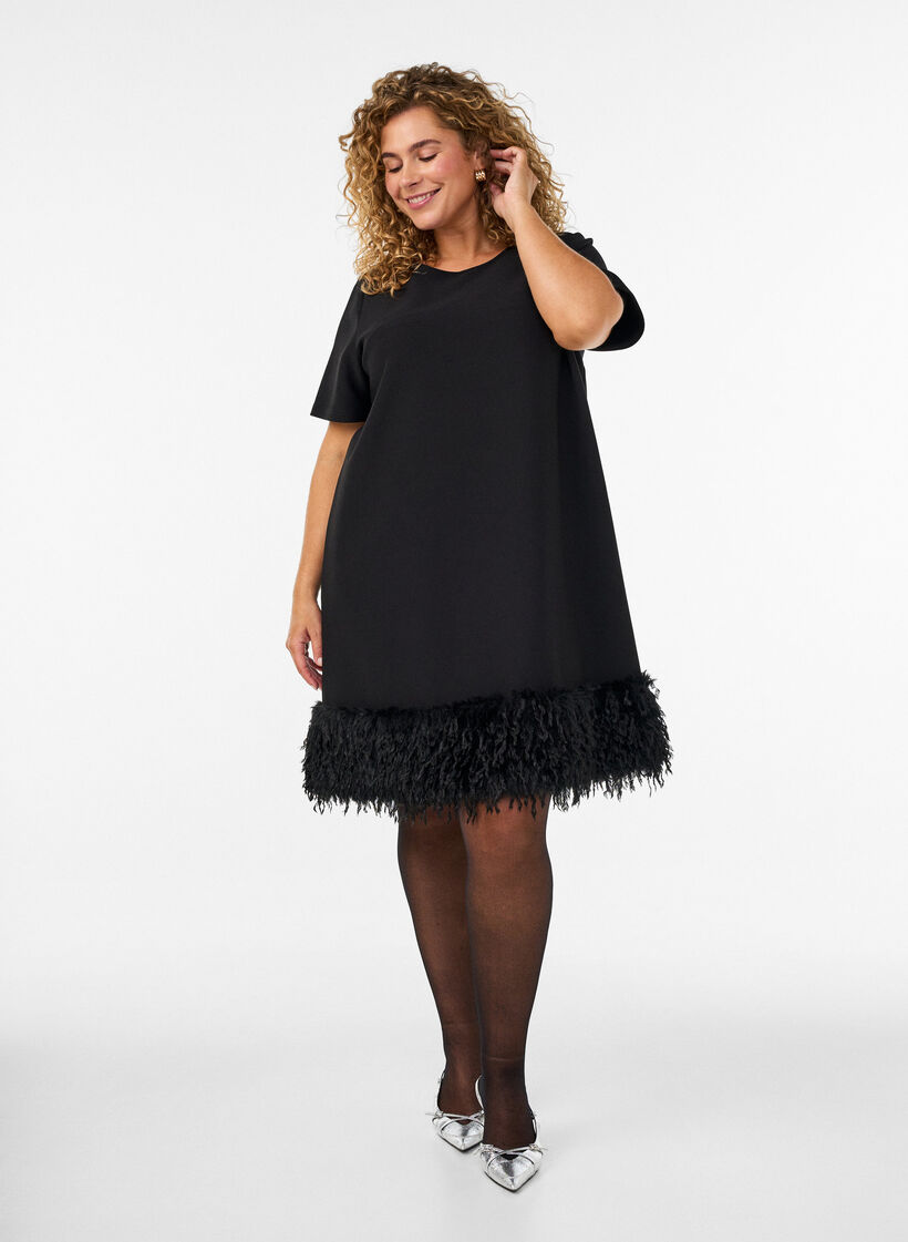 Kort jerseykjole med fj&aelig;rkant, Svart, Model image number 1