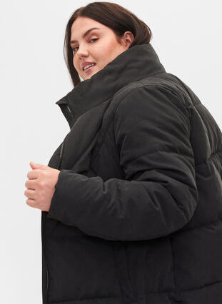 Kort vinterjakke med glidelås og høy hals, Black, Model image number 2