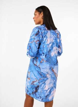 Zizzi Skjortekjole i viskose med marmortrykk, Palace Blue AOP, Model image number 1