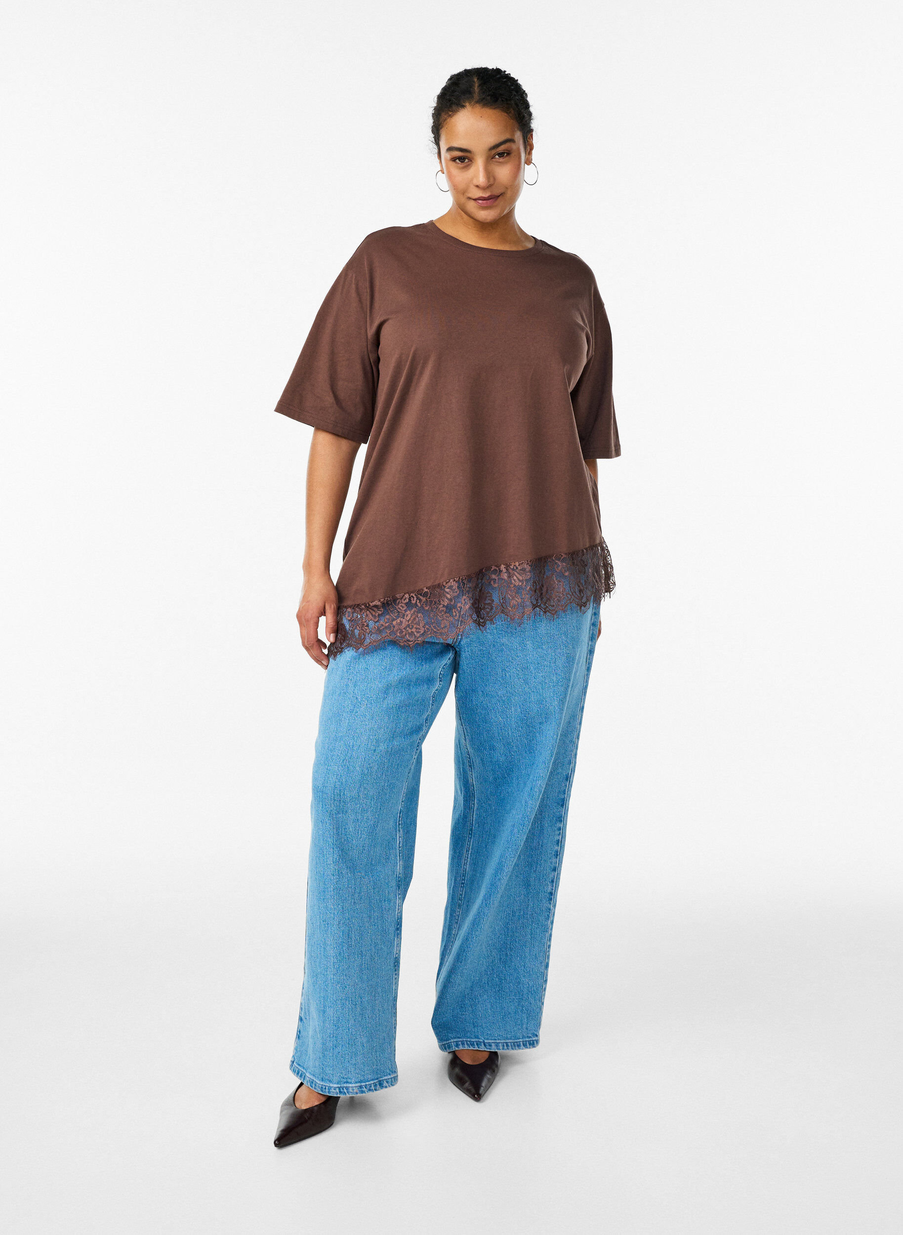 Zizzi T-skjorte med asymmetrisk blondekant, Brun, Model image number 1