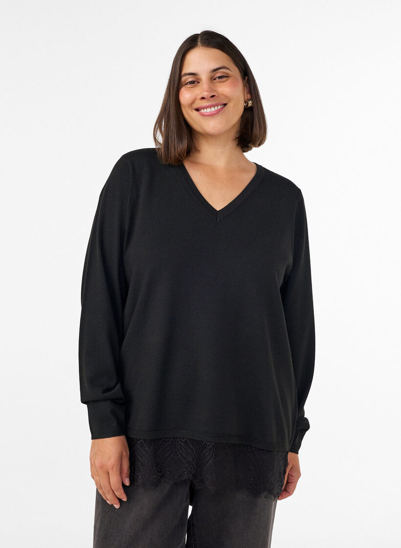 Strikkebluse med V-hals og blondekant, Svart, Model image number 0