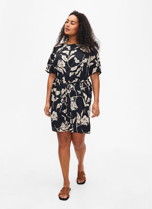 Zizzi FLASH - Kortermet kjole med belte, Black Off White Fl., Model image number 2