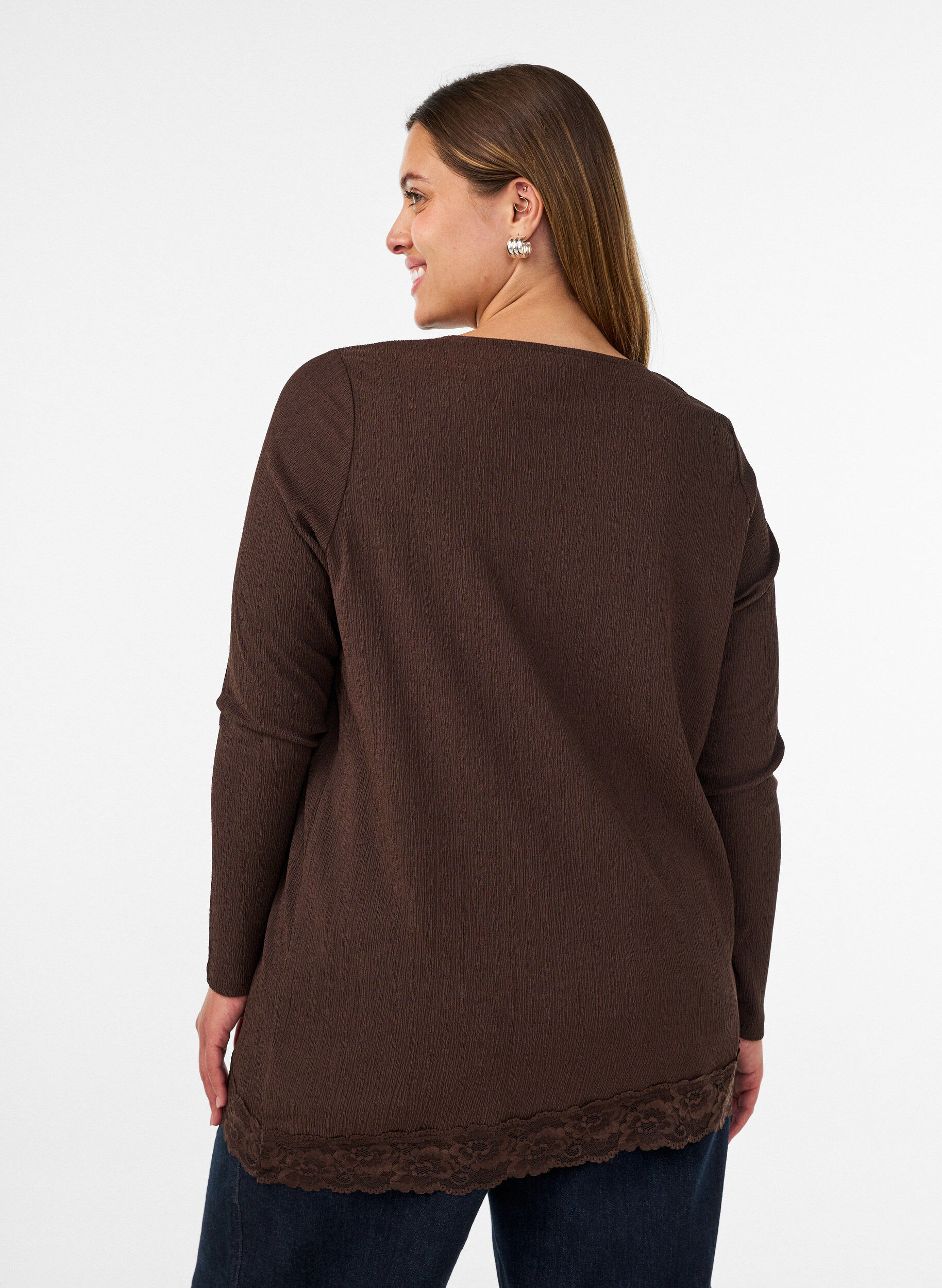 ZizziJerseybluse med asymmetrisk blondedetalj, Brun, Model image number 2