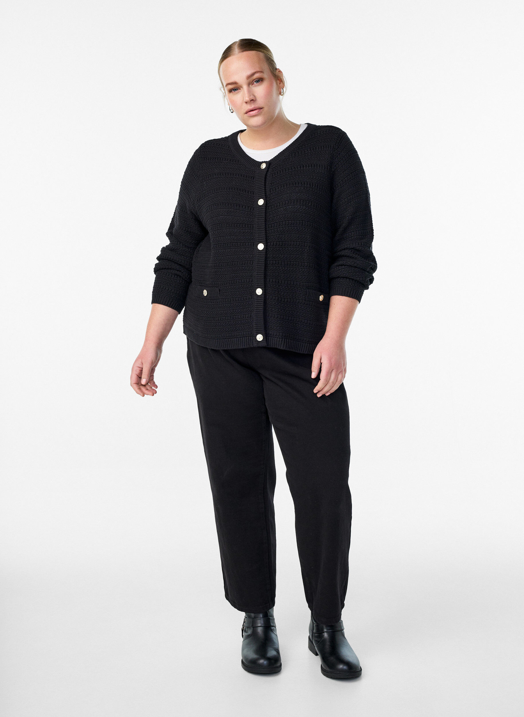 Zizzi Cardigan med strukturstrikk og dekorative knapper, Svart, Model image number 1