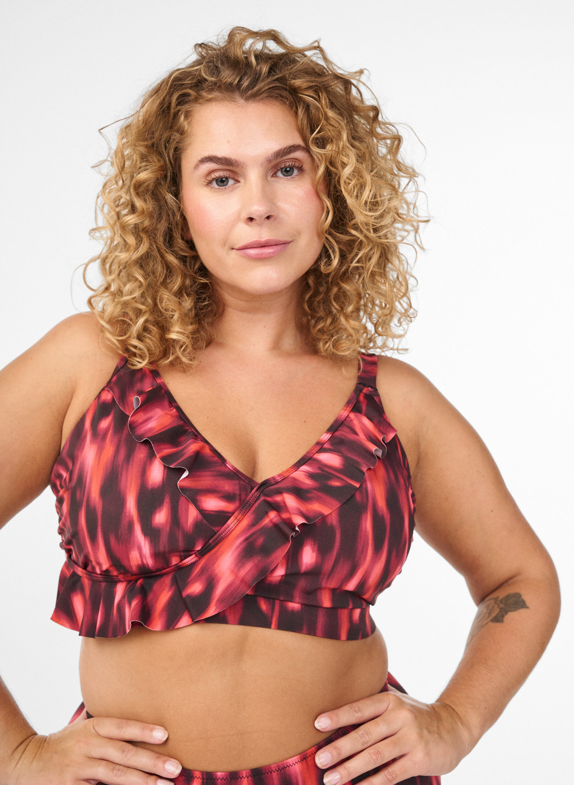 Bikinitopp med print og volangdetaljer, Rosa, Model