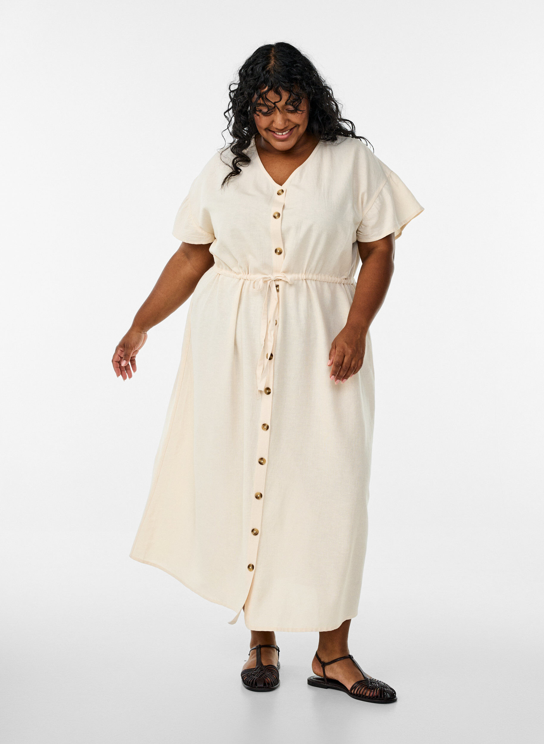 Maxikjole med knapper og bindebelte, Vanilje, Model