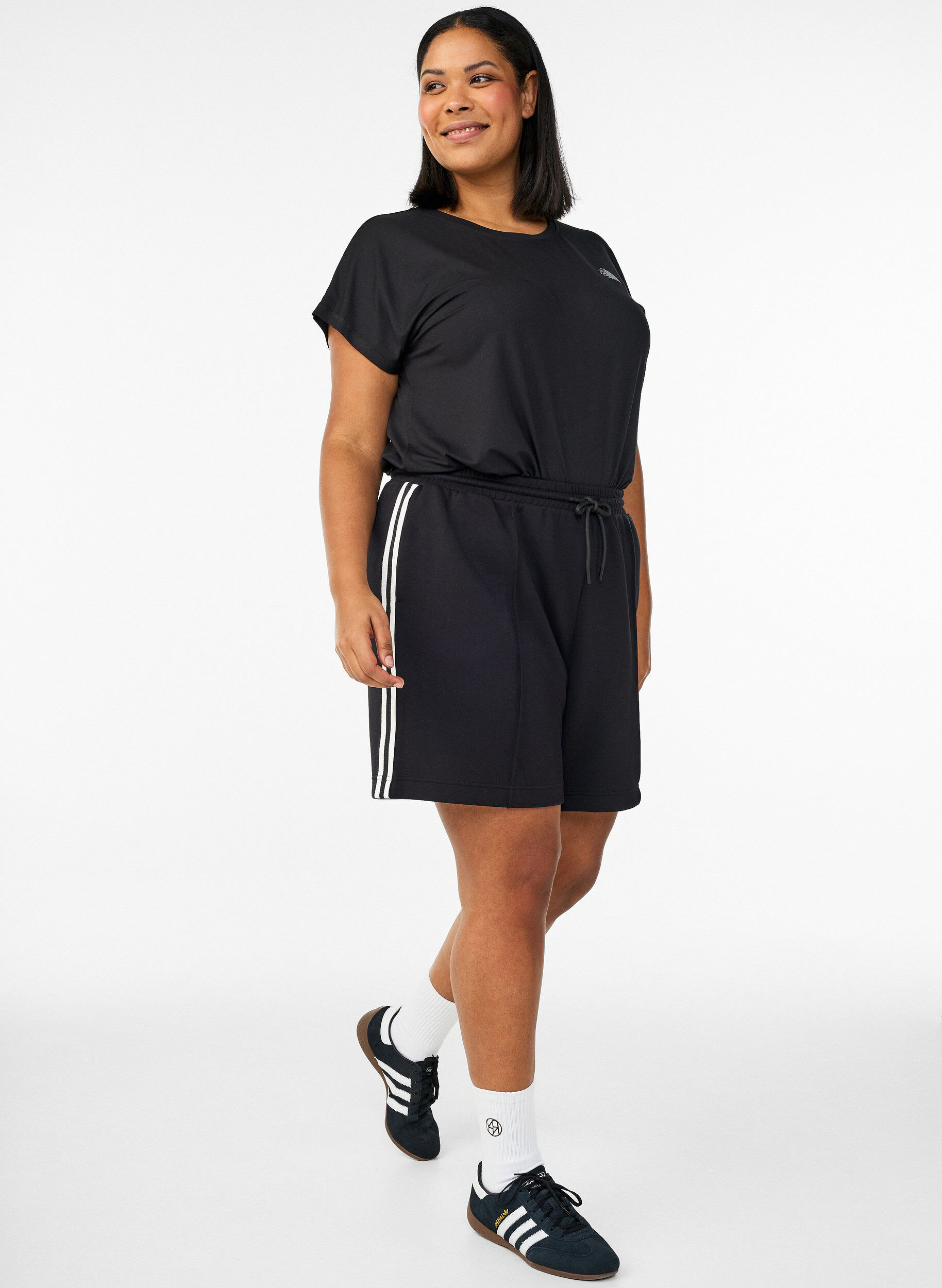 Zizzi Shorts med h&oslash;y midje og stripete detaljer, Svart, Model image number 1