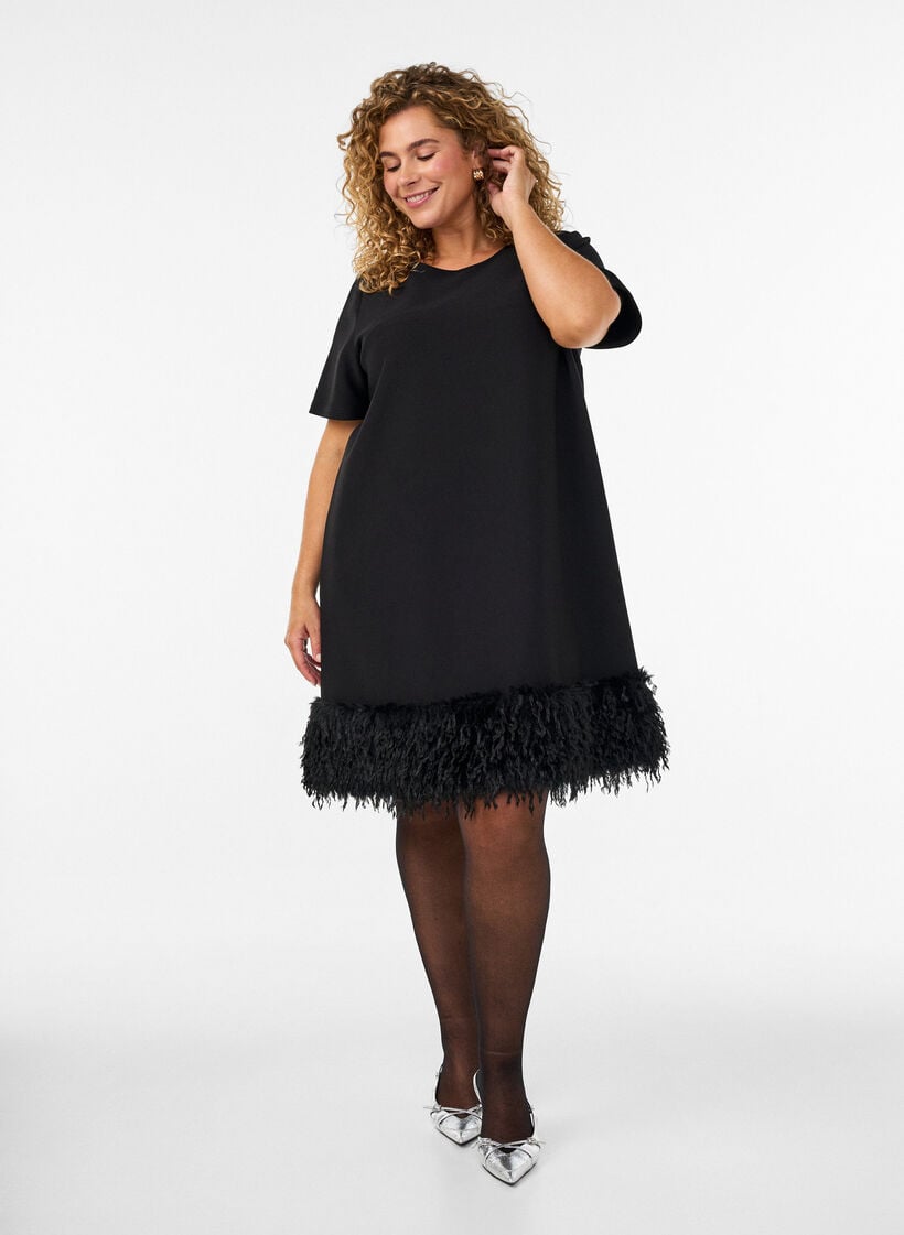 Kort jerseykjole med fj&aelig;rkant, Svart, Model image number 1
