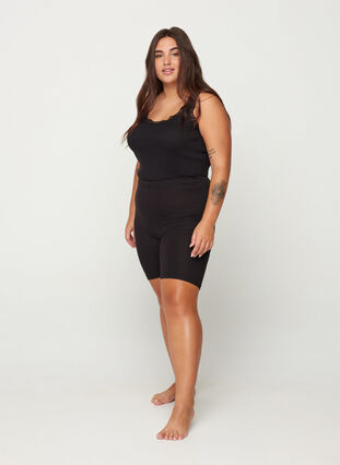 Zizzi Ensfargede standard sykkelshorts, Svart, Model image number 1