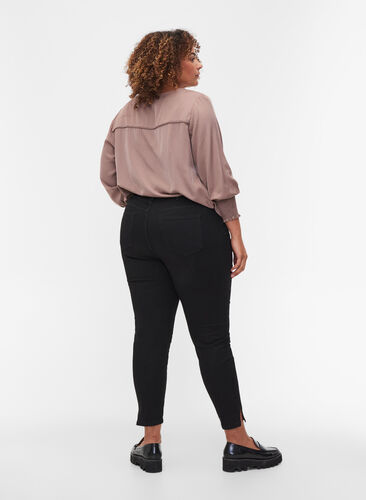 Kampanjevare - Cropped Amy jeans med splitt, Black, Model image number 1