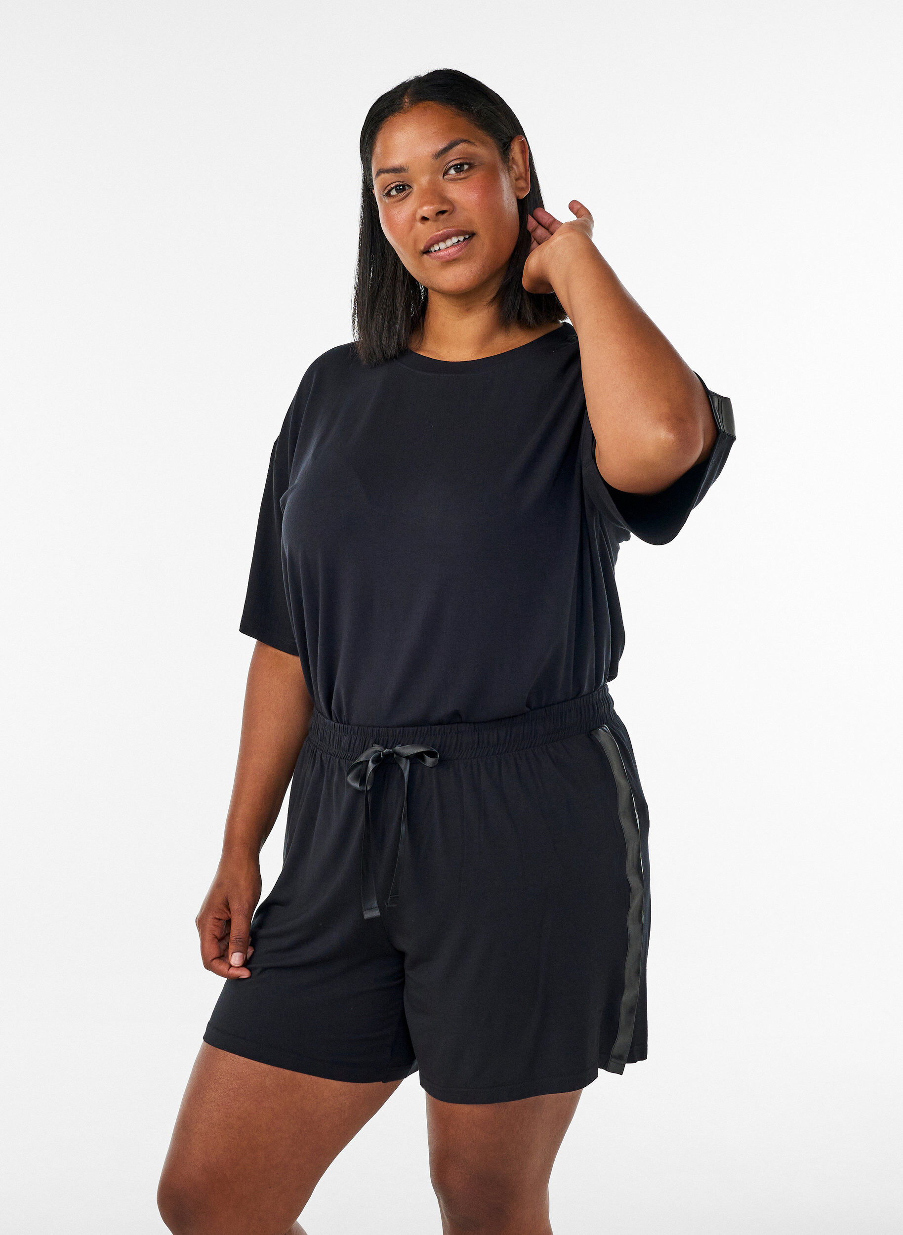 Modal pyjamashorts med kontrastb&aring;nd, Svart, Model