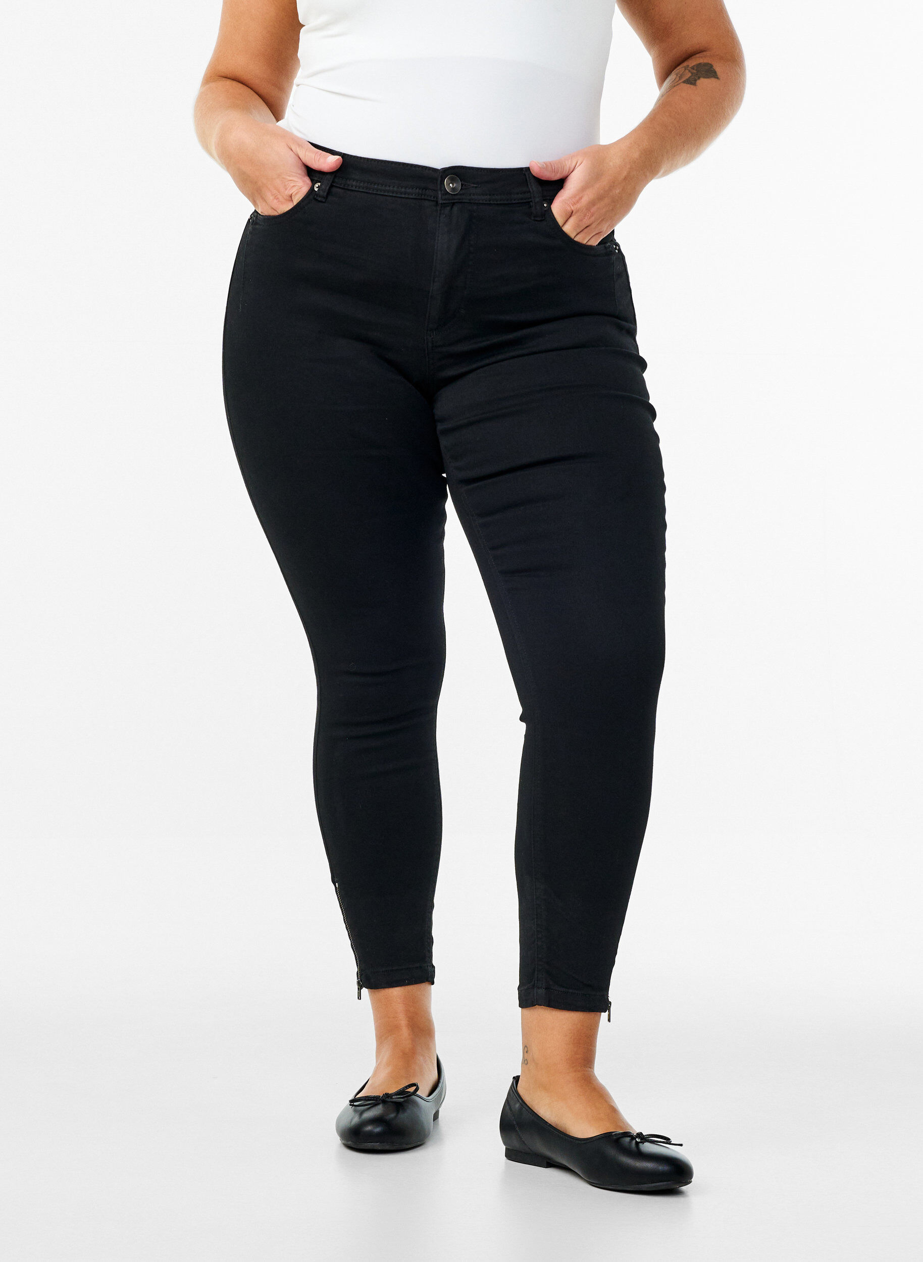 ZizziCropped Amy jeans med glidel&aring;s, Svart, Model image number 2