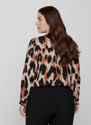 Viskoseskjorte med leopardmønster, Black AOP, Model image number 1