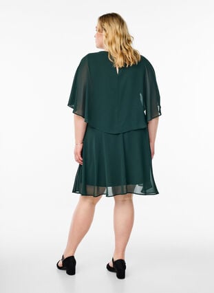 Zizzi Kort festkjole i chiffong med lag-på-lag-effekt, Scarab, Model image number 1
