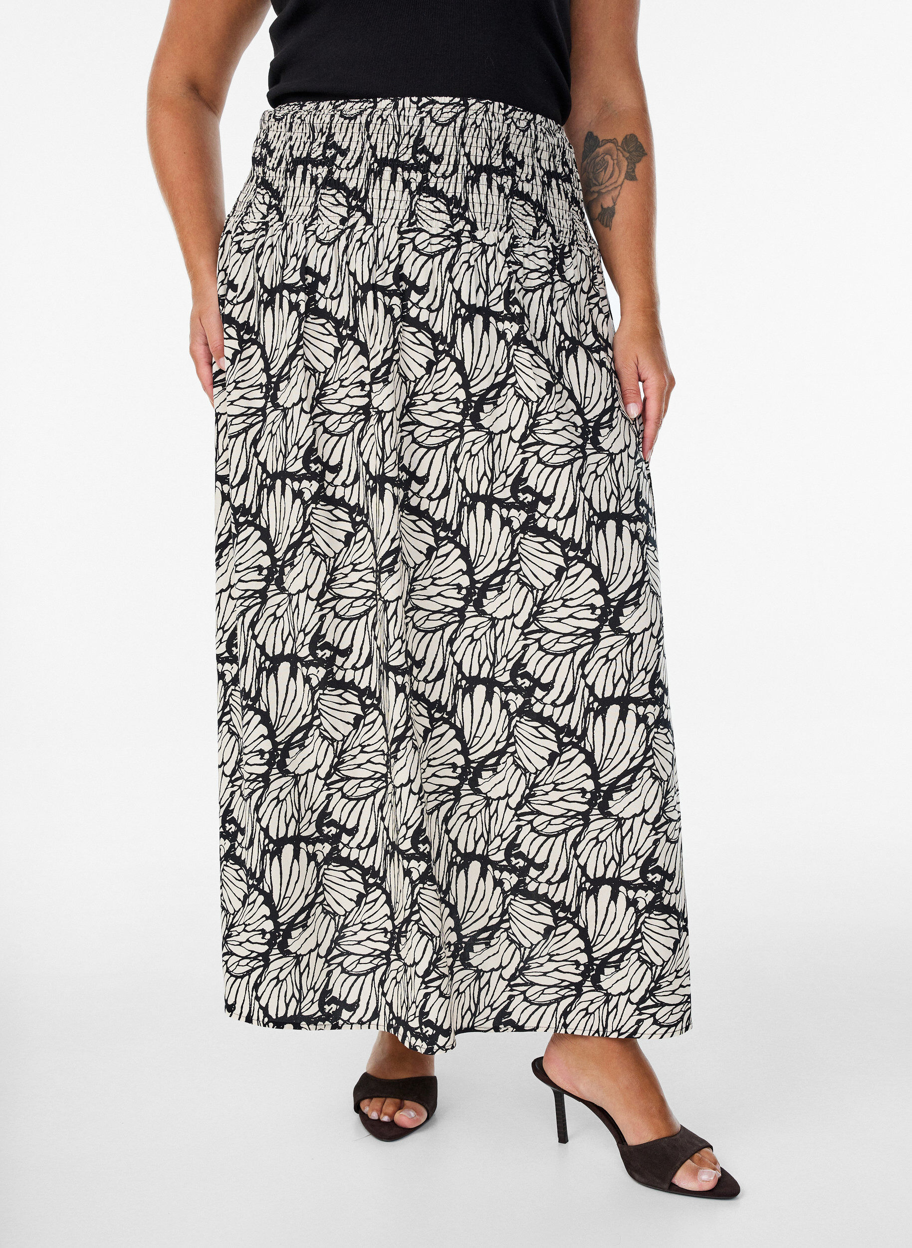 ZizziViskose maxiskj&oslash;rt med smock, Svart, Model image number 2