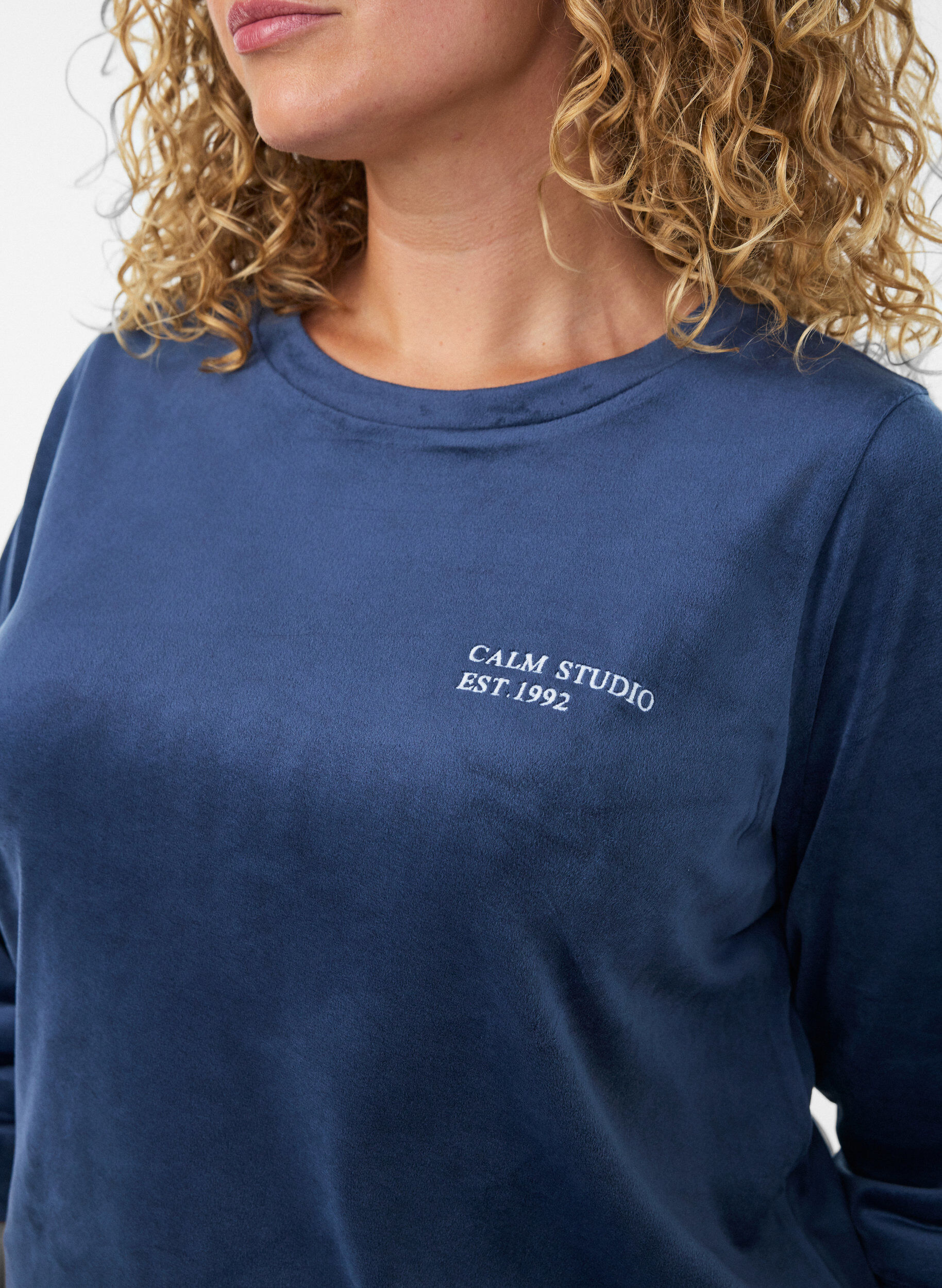 ZizziVelourbluse med brodert tekst, Bl&aring;, Model image number 3