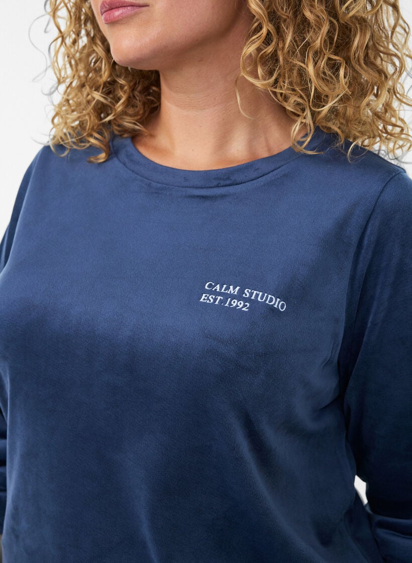 Velourbluse med brodert tekst, Bl&aring;, Model image number 3