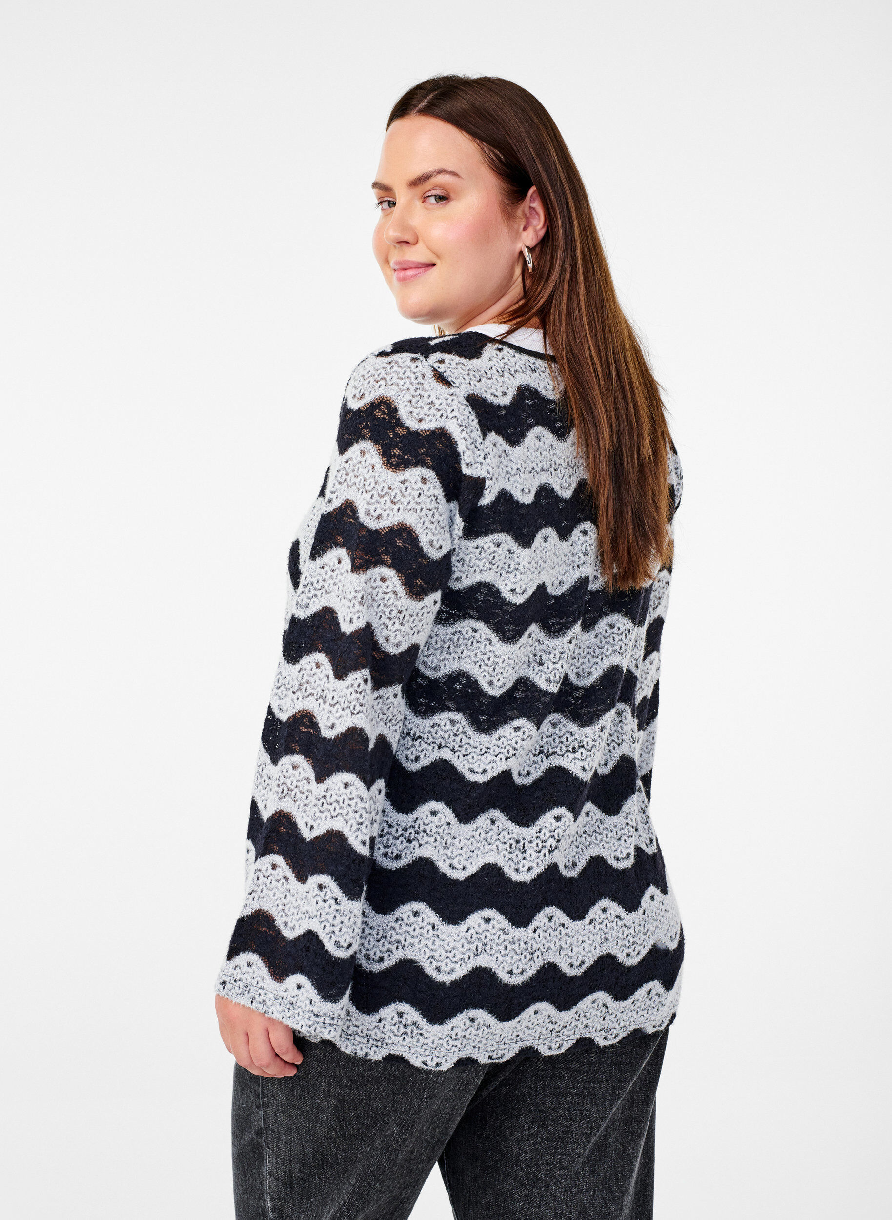 Zizzi Strikket cardigan med b&oslash;lgem&oslash;nster, Black Stripe, Model image number 1