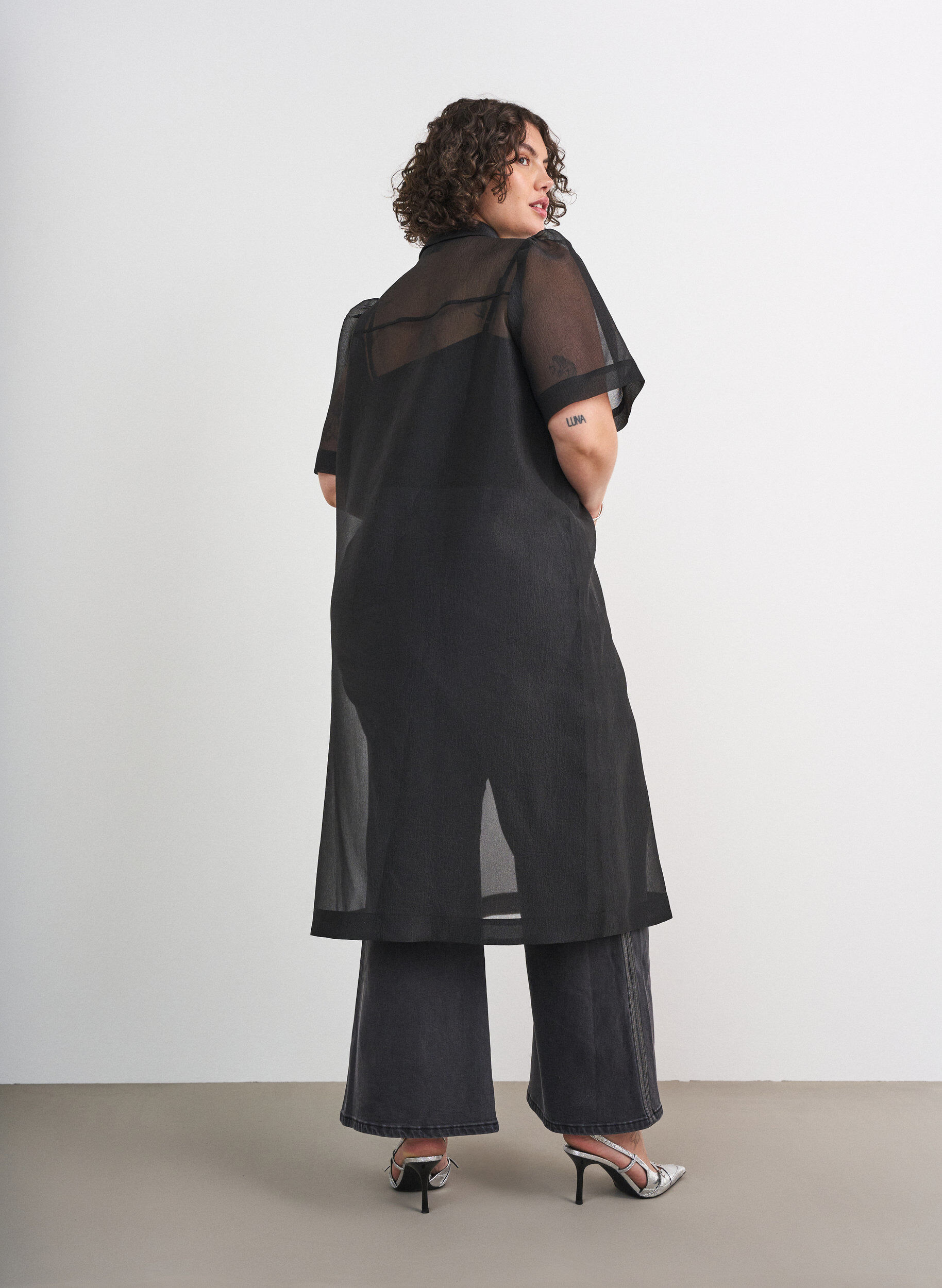 ZizziOrganza kjole med brystlommer og puff ermer, Svart, Model image number 2