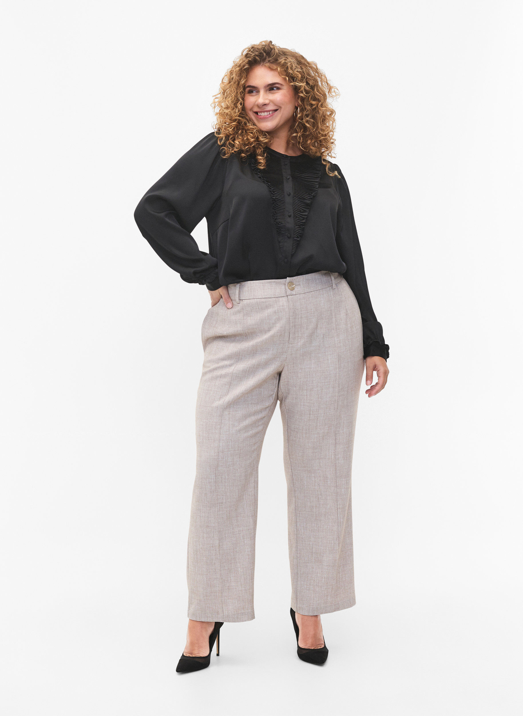 Zizzi Skjortebluse i sateng med volangdetaljer, Black, Model image number 2