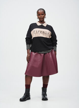 Zizzi Kort skaterskjørt i imitert skinn, Mørk Bordeaux, Image image number 0