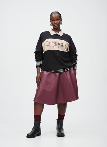 Zizzi Kort skaterskjørt i imitert skinn, Mørk Bordeaux, Image image number 0