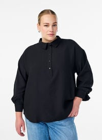 Skjortebluse med knappedetalj bak, Svart Skjortebluse med knappedetalj bak, Svart, Model