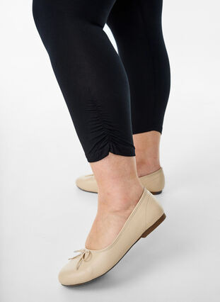 Zizzi Basis 3/4 leggings med rynkedetaljer, Svart, Model image number 3