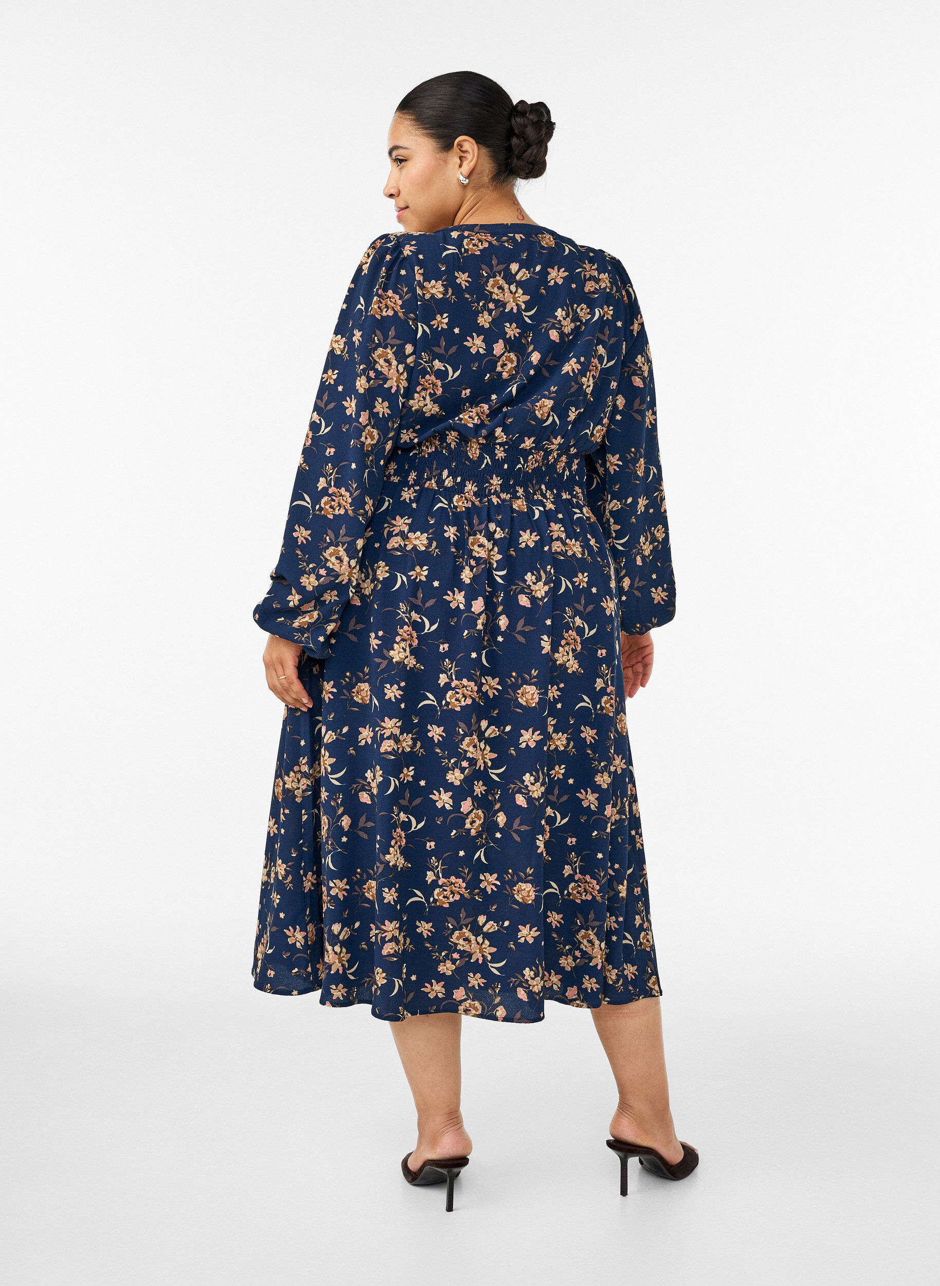 ZizziMidikjole med smock og dekorative knapper, Bl&aring;, Model image number 1