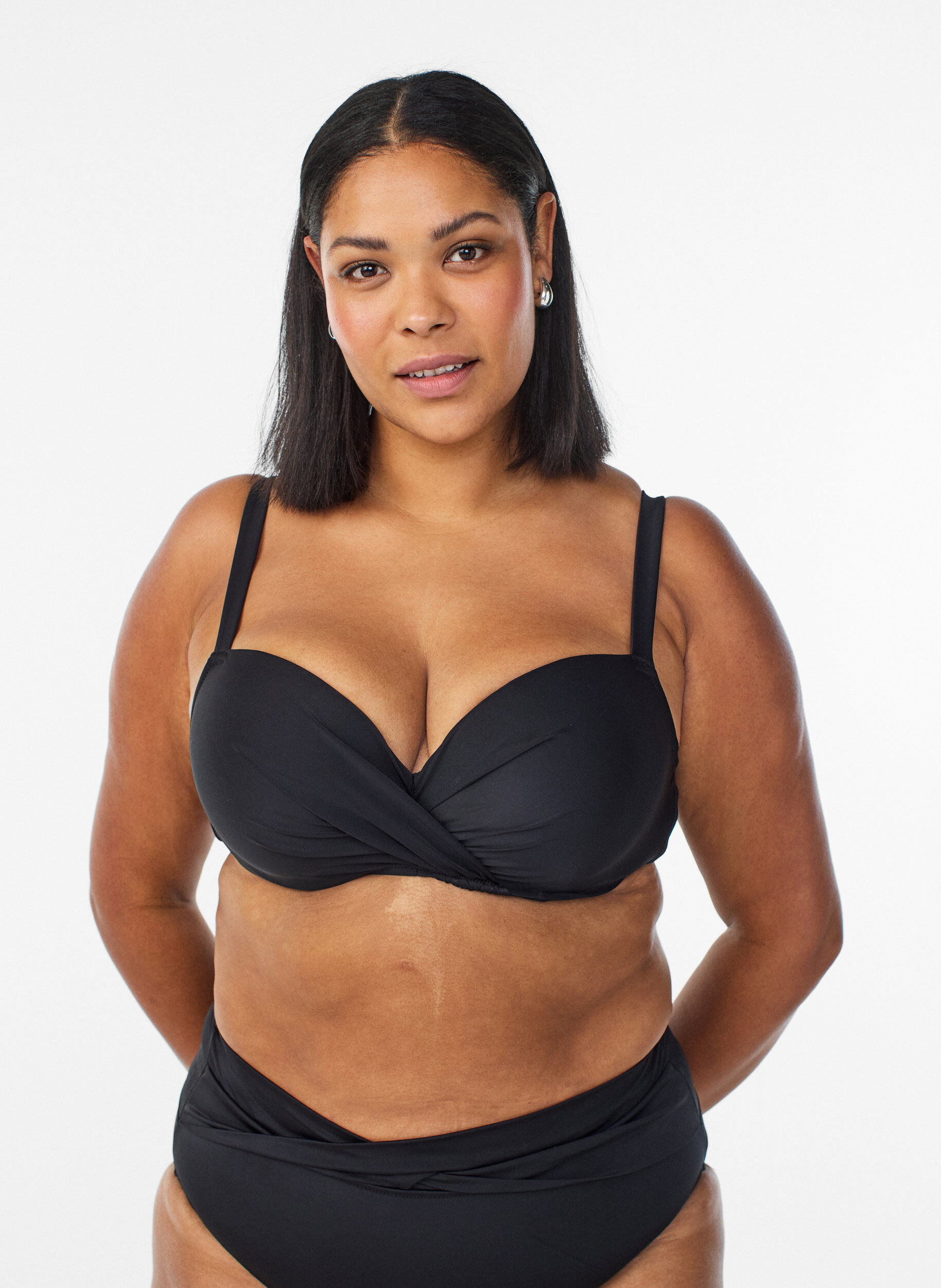 Bikinitopp med b&oslash;yle og drapering, Svart, Model