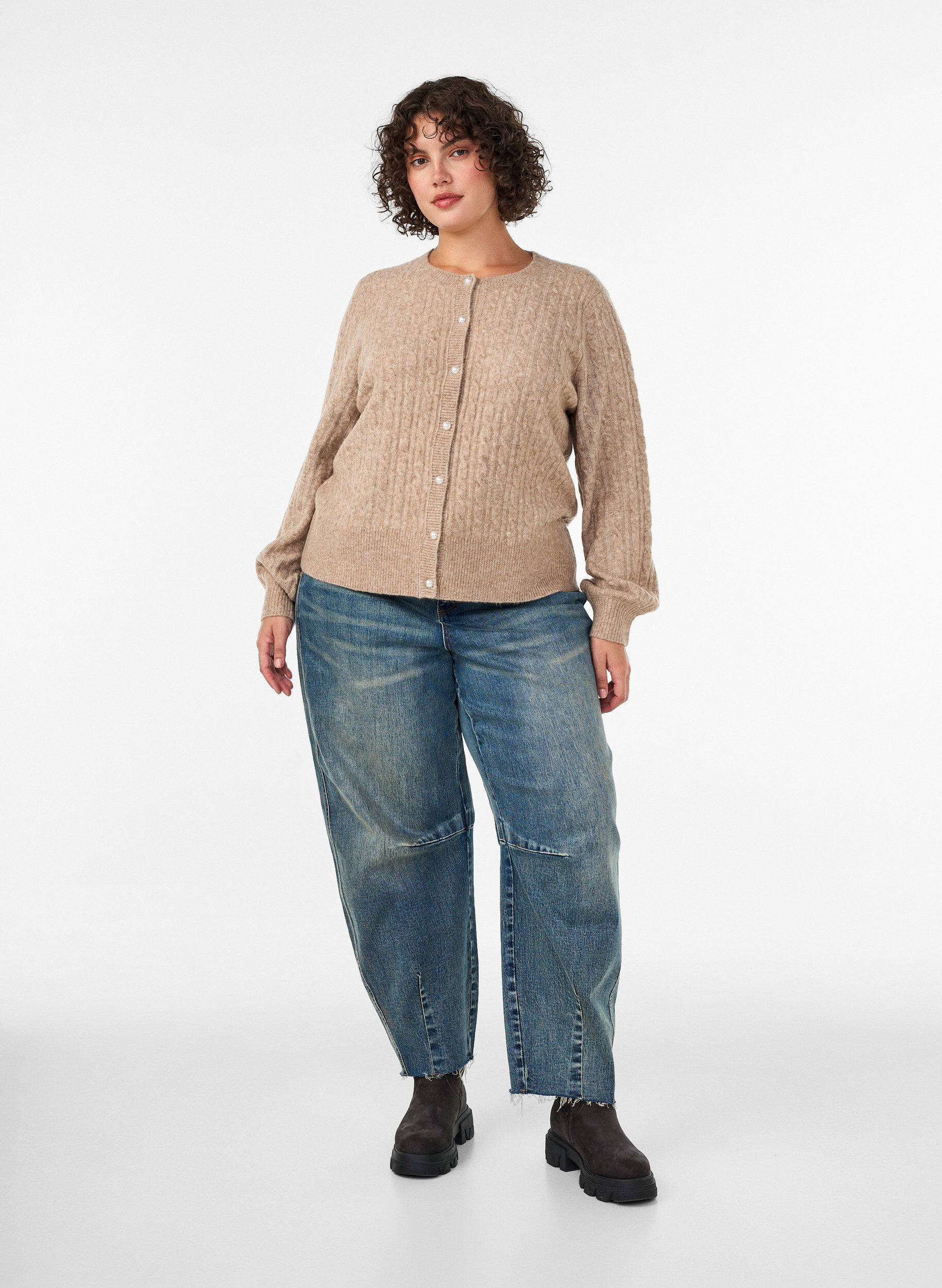 ZizziKabelstrikket cardigan med perleknapper, Beige, Model image number 1