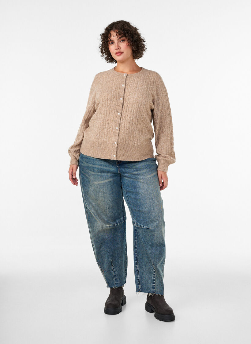 Kabelstrikket cardigan med perleknapper, Beige, Model image number 1