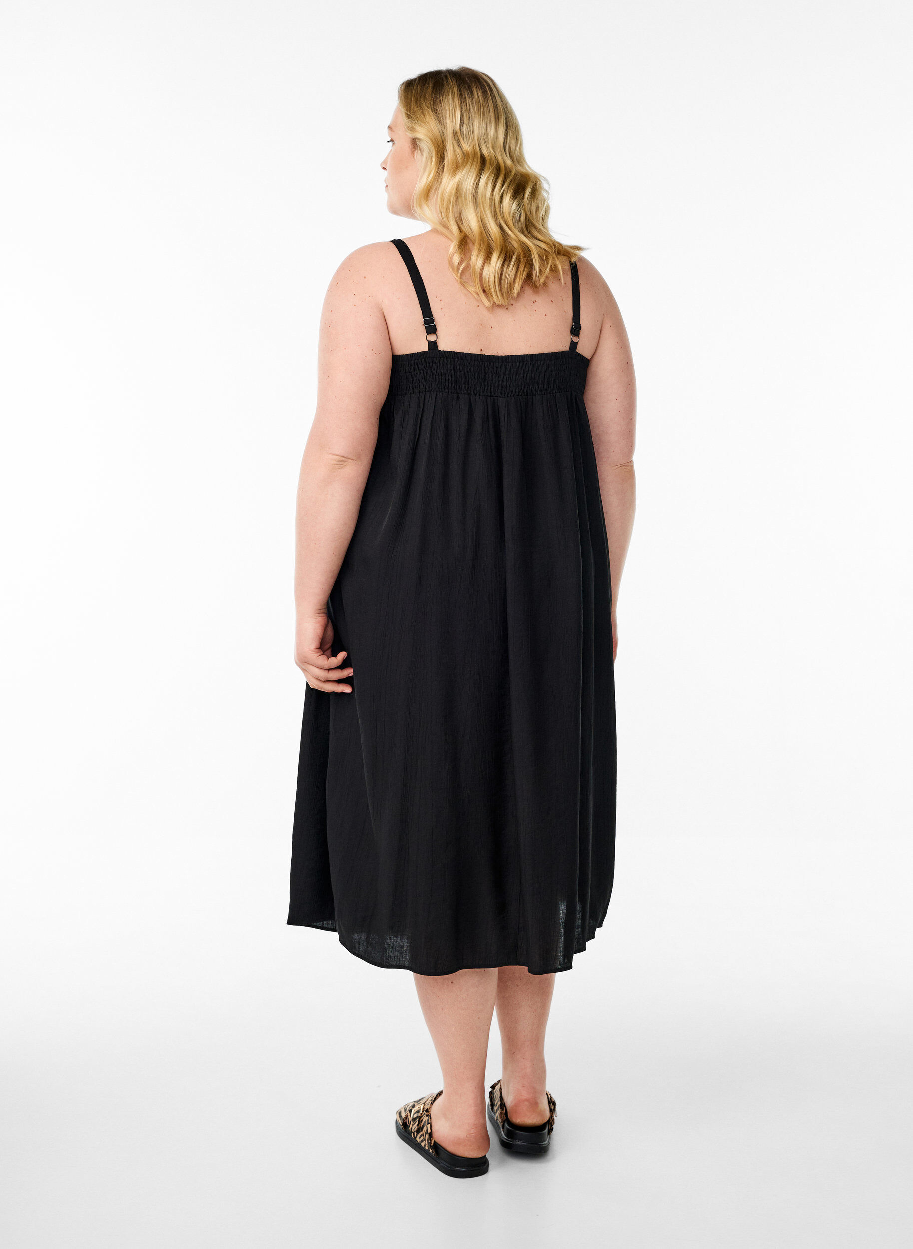 Zizzi Midi slip-kjole i viskose, Svart, Model image number 2