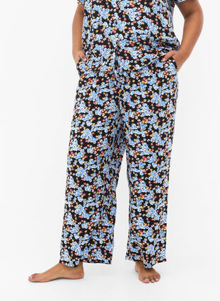 Løse pysjamasbukser i viskose med mønster, Black Blue Flower, Model image number 2
