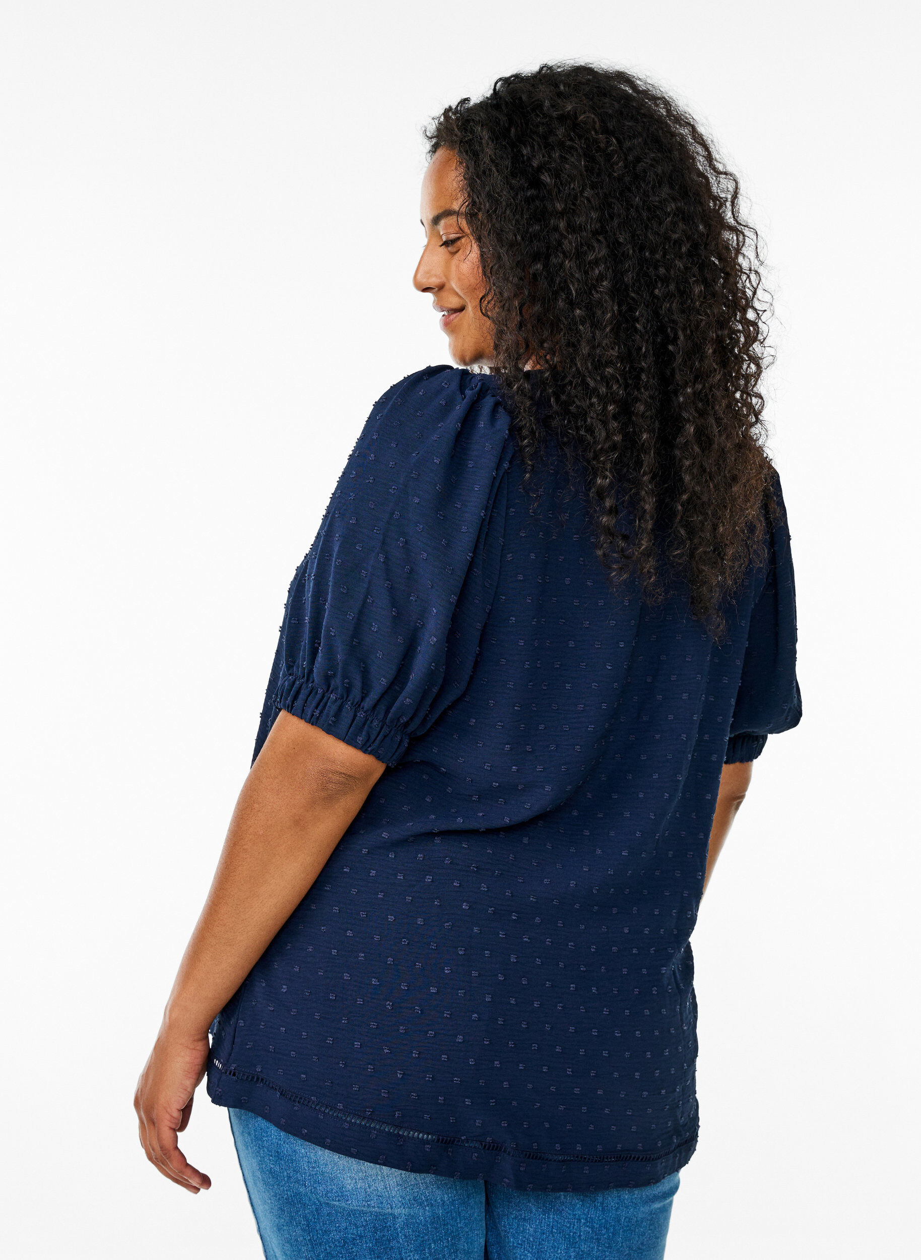 Zizzi Bluse med korte puff ermer og prikkete tekstur, Navy Blazer, Model image number 1