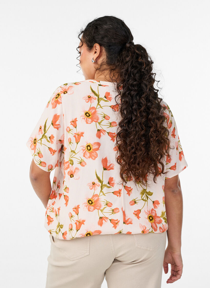 Viskosebluse med blomsterprint og korte ermer, Vanilla, Model image number 2