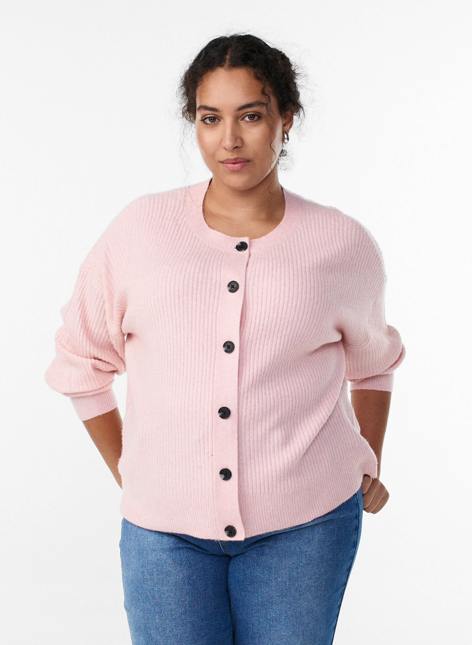 Ribbestrikket cardigan med knapper, Rosa, Model