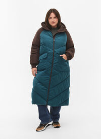 Lang fargeblokket vinterjakke med hette, Deep Teal Comb, Model