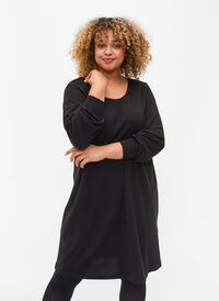 Langermet kjole med ryggdetaljer, Black, Model